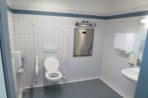 Seguridad y ayuda en sala de baño